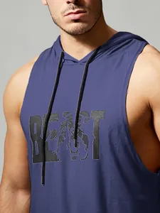 Dettaglio della stampa grafica "BEAST" sulla parte anteriore della felpa senza maniche.
