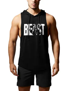 Dettaglio della canotta nera con cappuccio senza maniche da uomo con stampa BEAST