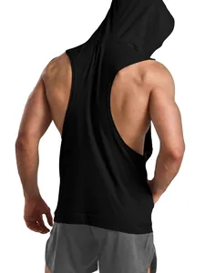 Vista posteriore di una canotta da fitness nera con cappuccio senza maniche da uomo