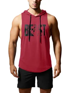 Dettaglio della canotta rossa con cappuccio da uomo con stampa dello slogan BEAST