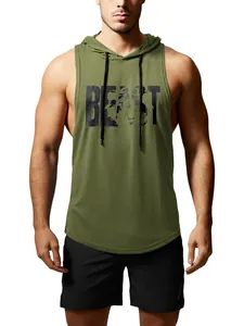 Dettaglio della canotta con cappuccio verde oliva con stampa BEAST per fitness