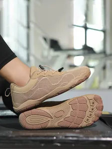 Leichte atmungsaktive Barfußschuhe in Hellbraun mit rutschfester breiter Zehenbox.