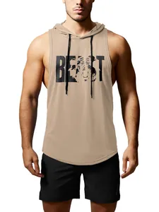 Dettaglio della canotta da palestra kaki con cappuccio e stampa grafica BEAST