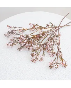 Detailansicht künstlicher Schleierkraut-Blumenzweige mit rosa Knospen für schöne Dekoration.