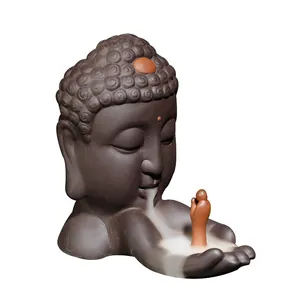 Zen Boeddha hoofd terugstroom wierookbrander van paars klei met rook effect detail