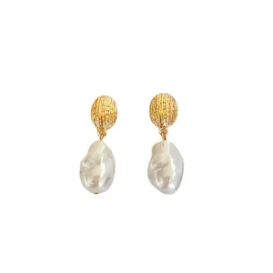 Eleganti orecchini pendenti vintage barocco con perle irregolari e dettagli dorati