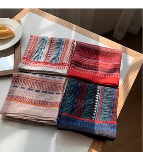 Vue détaillée de quatre carrés en coton et lin aux motifs géométriques tribaux uniques