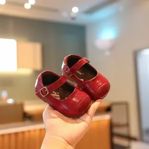 Chaussures Mary Jane classiques en cuir verni rouge pour petites filles et bébés