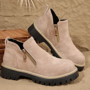 Vue détaillée de bottines à plateforme en daim pour femmes avec fermeture éclair dorée