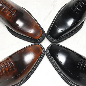 Gros plan de chaussures Derby en cuir brillant avec détails richelieu et semelle épaisse.
