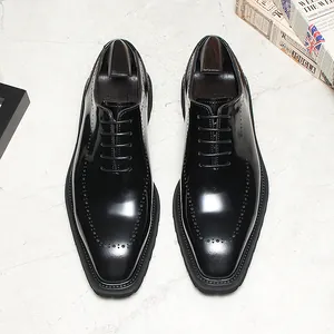Vue de dessus de chaussures Derby en cuir noir brillant avec des détails perforés