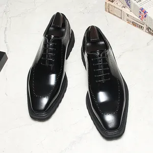 Vue de dessus de chaussures Derby en cuir noir brillant avec détails richelieu