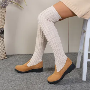Vista detallada de las botas de cuña de punto por encima de la rodilla para invierno