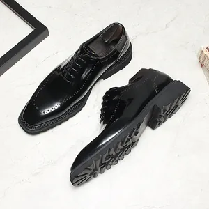 Détail des chaussures Derby en cuir verni noir avec semelles crantées et détails richelieu