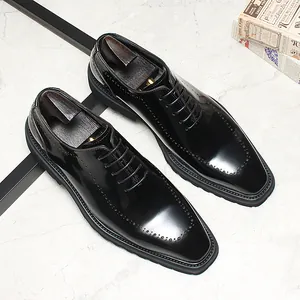 Gros plan sur des derbies en cuir verni noir pour hommes avec détails richelieu élégants