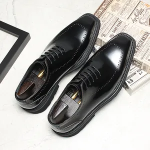 Détails de chaussures Derby en cuir verni noir avec accents richelieu et semelle épaisse
