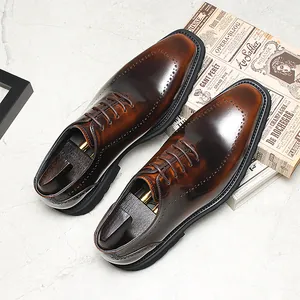 Chaussures Derby classiques en cuir marron brillant avec semelle épaisse