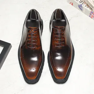 Vue de dessus de chaussures Derby en cuir marron brillant avec détails richelieu et semelles