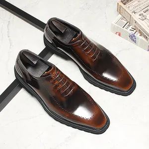 Chaussures Derby élégantes en cuir patiné marron avec détails richelieu et semelle épaisse