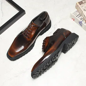 Détail de chaussures Derby marron brillant avec semelles épaisses et détails richelieu.