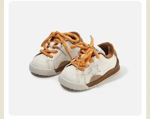 Detalle de zapatillas de invierno para niños con forro de piel sintética y cordones