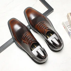 Vue détaillée de chaussures Derby pour hommes en cuir marron poli avec détails brogues