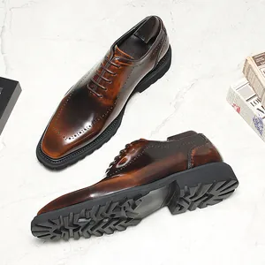 Détail de chaussures Derby en cuir brillant marron avec une semelle épaisse en gomme