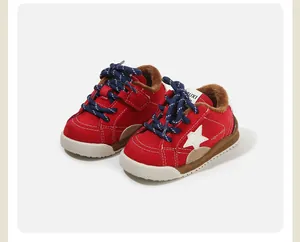 Vista detallada de zapatos de invierno rojos para niños con diseño de estrella
