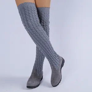 Botas mosqueteras de punto gris con suela de cuña cómoda para un estilo invernal.