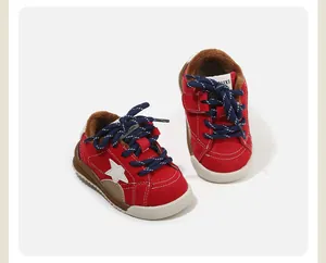 Detalle de zapatos de bebé rojos con parche de estrella y forro de pelo cálido