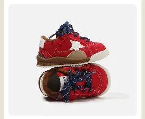 Vista detallada de zapatos de invierno rojos para niños con forro polar y estrella