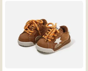 Primer plano de zapatillas cálidas de invierno para niños con forro de felpa y estrella