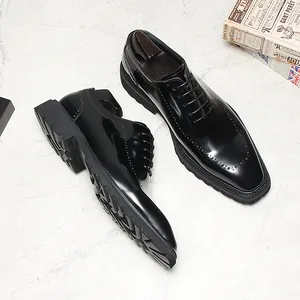 Chaussures Derby pour hommes en cuir verni noir avec semelles épaisses et détails brogue