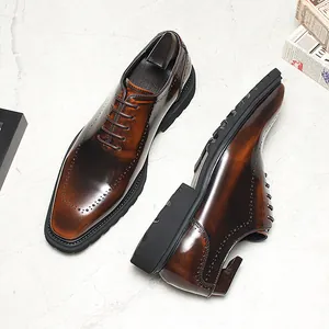 Chaussures Derby classiques en cuir marron brillant avec semelle épaisse pour homme.