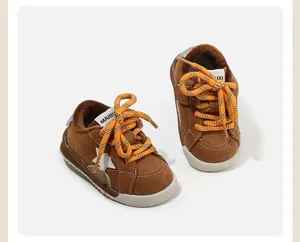 Zapatillas infantiles marrones con forro de felpa y diseño de estrella blanca top