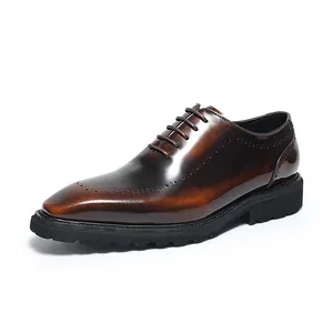Chaussures Derby classiques en cuir marron brillant pour hommes avec semelles épaisses
