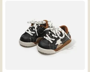 Vista detallada de zapatillas para niños pequeños con forro polar cálido y patrón de estrella