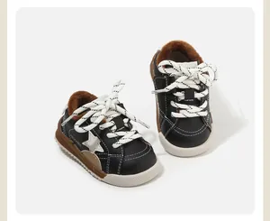 Primer plano de los zapatos de marcha para niños con forro de felpa y parche de estrella
