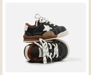 Primer plano detallado de zapatillas de invierno para niños con estrella y pelo suave