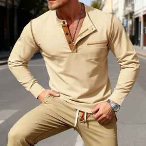 Gedetailleerd overzicht van heren slim-fit Henley-shirt met lange mouwen en stiksels