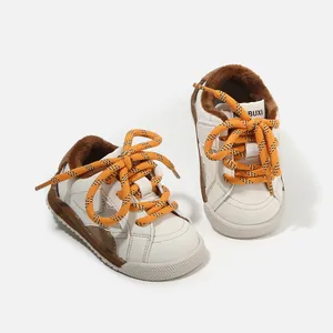 Zapatillas de invierno profesionales para niños con forro polar y cordones vivos.