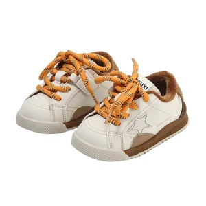 Zapatillas de invierno cómodas para niños con forro polar y detalle de estrella lateral.