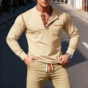 Detailweergave van heren slim fit Henley-shirt met contraststiksels en knopen