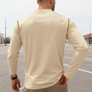 Achteraanzicht van beige heren t-shirt met lange mouwen en gouden kettingdetails op schouders