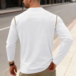 Achteraanzicht van wit heren t-shirt met lange mouwen en contrasterende schoudernaden