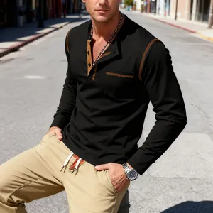 Detailweergave van heren slim fit zwart Henley-shirt met contrasterende bruine stiksels
