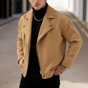 Dettaglio di giacca biker in lana color cammello da uomo con elegante zip diagonale e revers