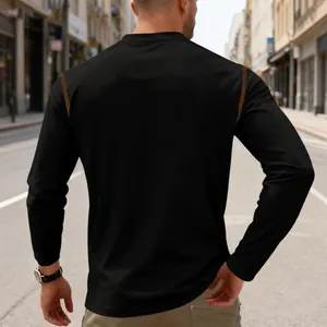 Achteraanzicht van slim fit heren shirt met lange mouwen en contraststiksels