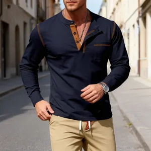 Gezicht op een donkerblauw Henley-shirt met lange mouwen voor heren met bruine bies in de stad