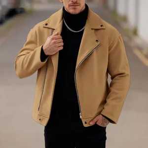 Dettaglio di una giacca da motociclista da uomo in lana color cuoio con zip diagonale